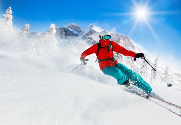 Yüksek dağlarda kayak yapan kayakçı. — Stok fotoğraf