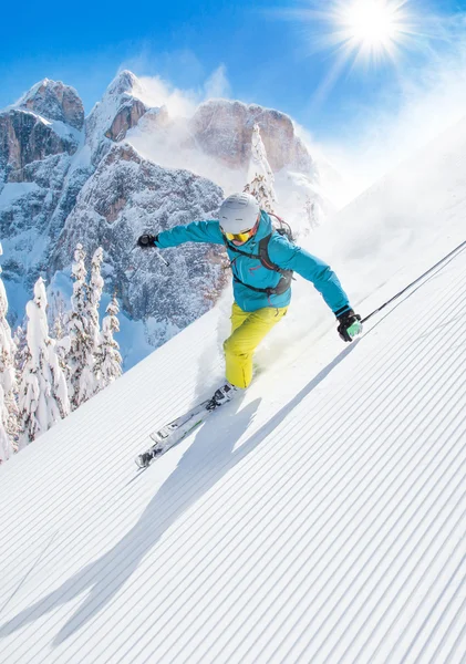 Skiër afdaling in hoge bergen — Stockfoto