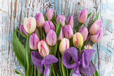 Ahşap masa üzerinde renkli Lale.