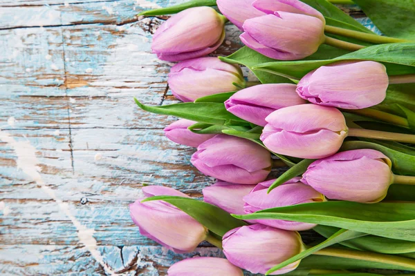 Kleurrijke tulpen op houten tafel. — Stockfoto