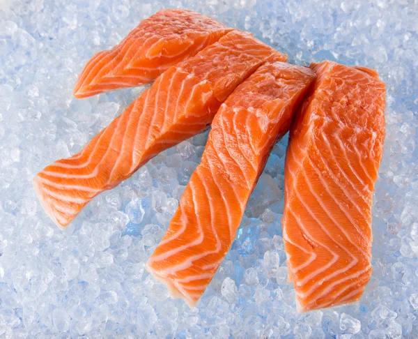 Fillet salmon di atas es — Stok Foto