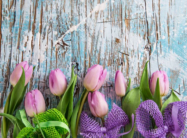 Kleurrijke tulpen op houten tafel. — Stockfoto