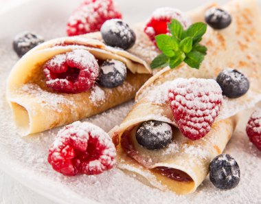 Taze çilek ile lezzetli gözleme