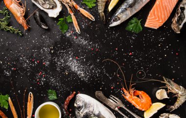 Siyah taş üzerinde taze deniz ürünleri.