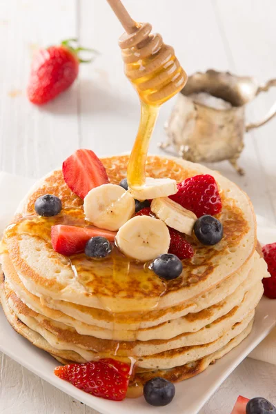 Stack of pancakes with fresh berries — Stock Photo, Image
