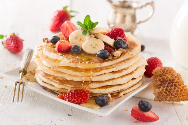 Stapel Pfannkuchen mit frischen Beeren — Stockfoto