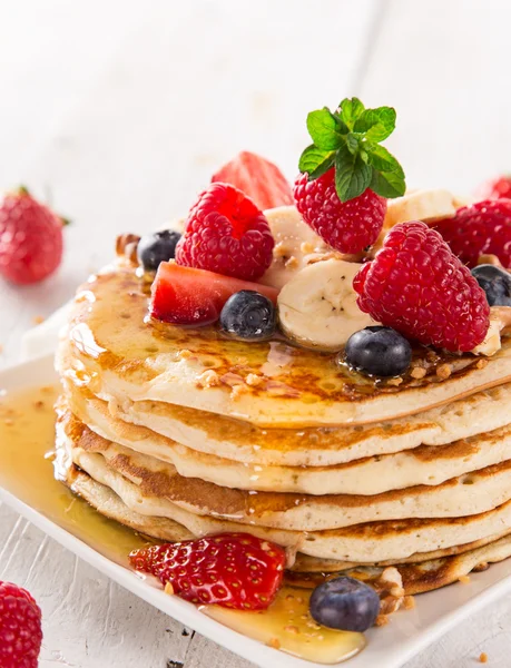 Stapel Pfannkuchen mit frischen Beeren — Stockfoto