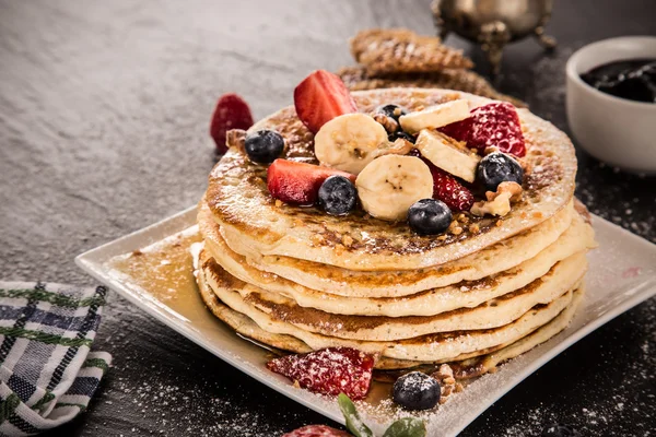 Stack of pancakes with fresh berries — Stock Photo, Image