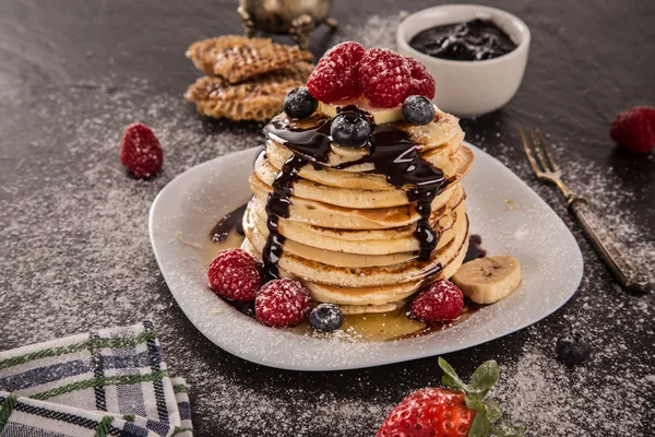 Pila di frittelle con bacche fresche — Foto Stock