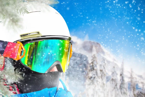 Portret van skiër in hoge bergen — Stockfoto