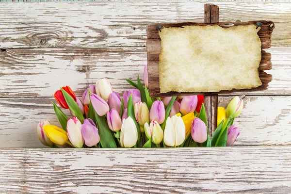 Färgglada tulpaner på träbord. — Stockfoto