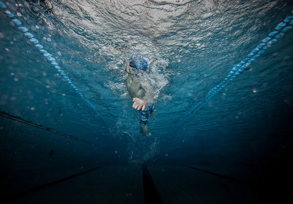 Swimmer at the swimming pool. — Stock Photo, Image