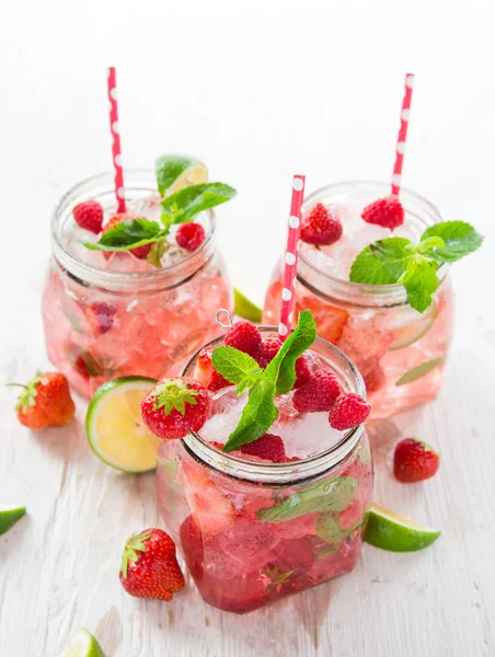 Gläser mit frischem, hausgemachtem Saft — Stockfoto