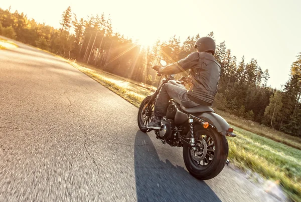 Siège homme sur la moto sur la route forestière . — Photo