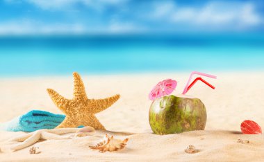 Tropikal sahilde yaz hindistan cevizi kokteyli.