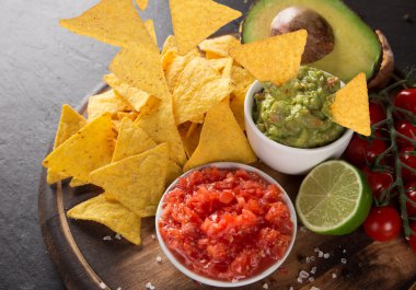 Meksika nacho cips ve salsa sos