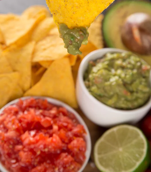 Мексиканські Начо чіпси і сальса dip — стокове фото