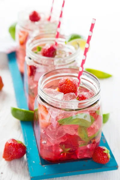 Gläser mit frischem, hausgemachtem Saft — Stockfoto