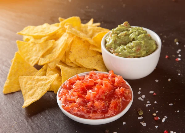 Meksiko nacho chips and salsa dip — Stok Foto