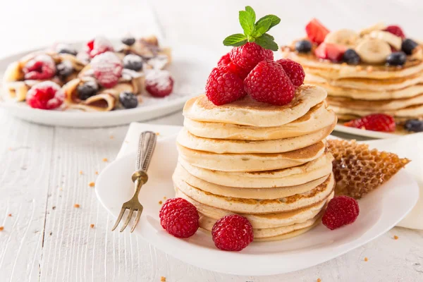 Stack of pancakes with fresh berries — Stock Photo, Image