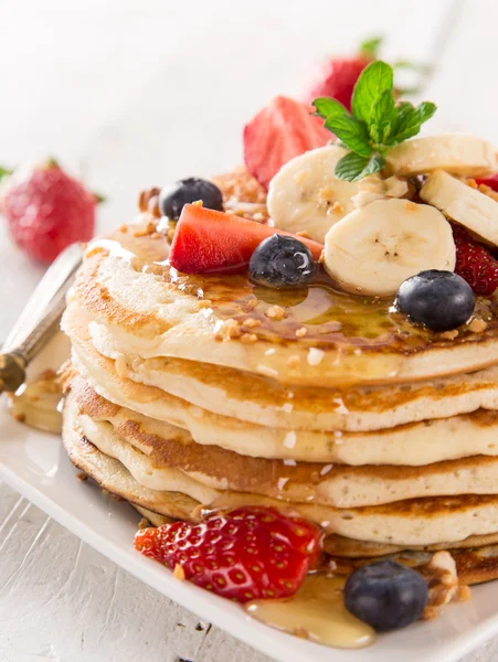 Stack of pancakes with fresh berries — Stock Photo, Image