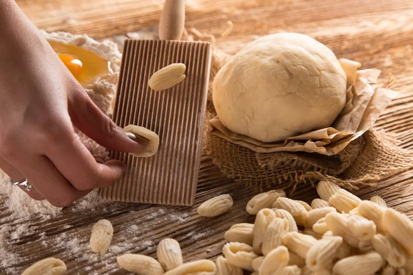 Pasta casera con huevo, harina sobre una mesa de madera — Foto de Stock