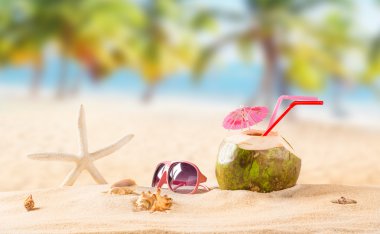 Tropikal sahilde yaz hindistan cevizi kokteyli.