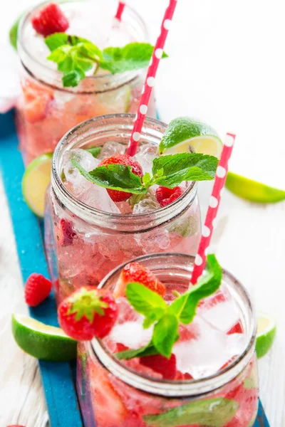 Färska, hemgjorda saft glas — Stockfoto