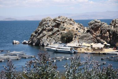 İnsanlar Titicaca gölü etrafında bizimkiler yaşar reed adaya seyahat