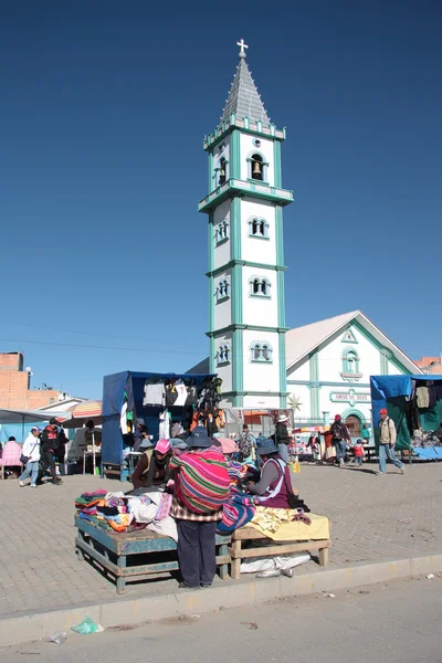 Mensen op de zondagmarkt in El Alto, La Paz, Bolivia — Stockfoto