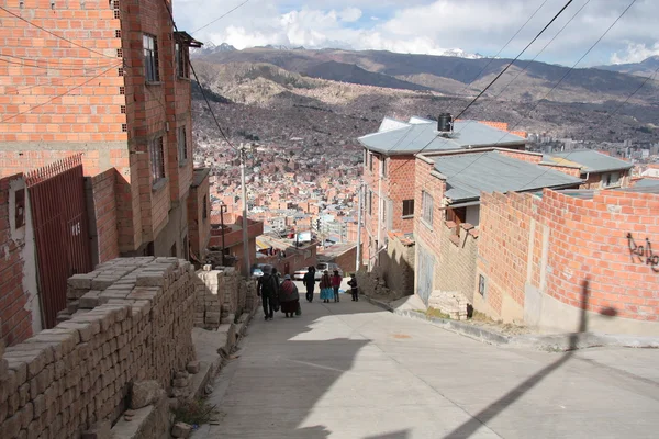 Lidé chodí po ulici města La Paz, Bolívie — Stock fotografie