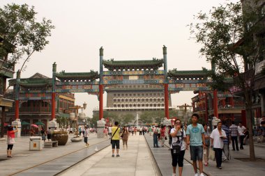 Qianmen Kulesi ve Qianmen Pekin'de Street yürüyüş