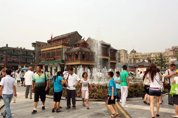 As pessoas caminham em uma praça perto de Qianmen Street, em Pequim — Fotografia de Stock