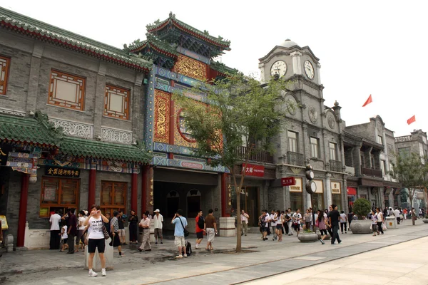 有名な前門の北京の街を歩くショッピング — ストック写真