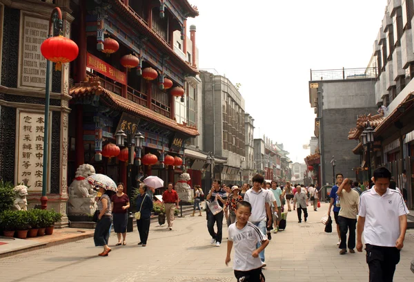 Lidé chodí v Dazhalan nákupní ulici v Pekingu — Stock fotografie