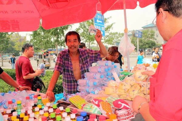 Vendeur de rue en Pékin — Photo