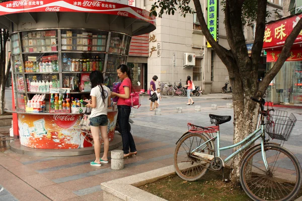 Straatvoedsel kiosk in China — Stockfoto