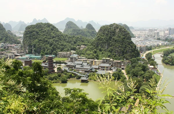 Montagne carsiche e Mulong Pagoda a Guilin, Cina — Foto Stock