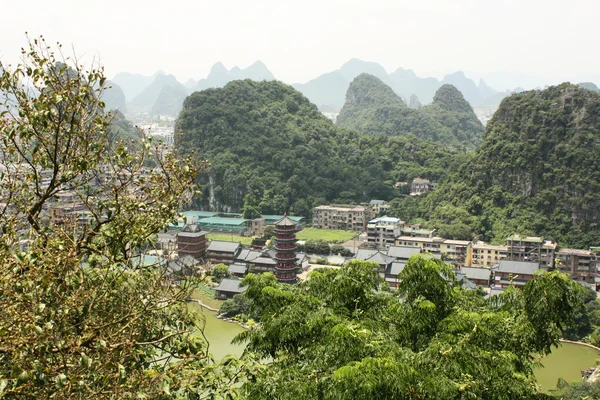 Karst Mountains and Mulong Pagoda in Guilin, China — Stock Photo, Image