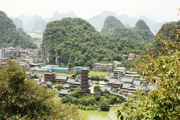 Karst Mountains and Mulong Pagoda in Guilin, China — Stock Photo, Image