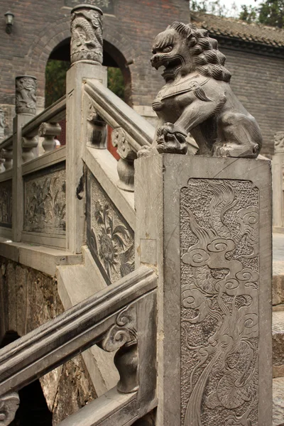 Escaliers avec statue de lion en pierre sculptée dans un temple — Photo