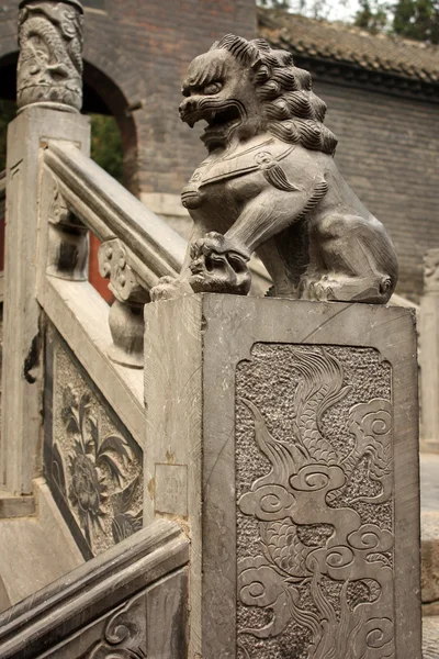 Σκάλες με πέτρινο λιοντάρι στο κινεζικό πάρκο — Φωτογραφία Αρχείου