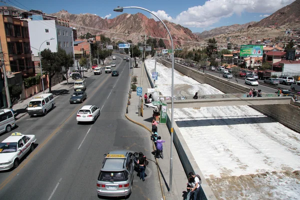 Personnes et voitures dans une rue le long de la rivière à La Paz — Photo