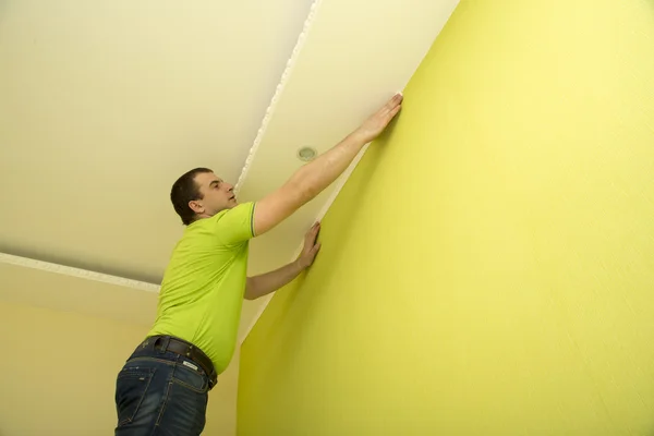 Человек обновляет интерьер комнаты с пластиковым формованием — стоковое фото