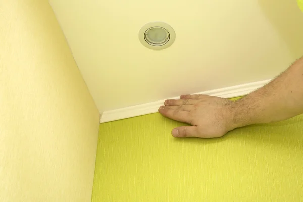 Master Instalación de molduras de plástico para techo y pared — Foto de Stock