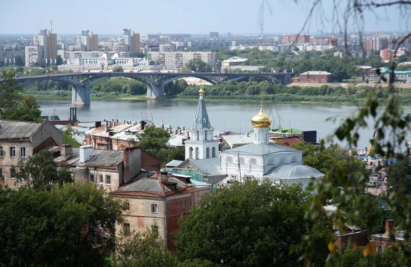 Nizhniy Novgorod pohled s řeky Volhy a kostel — Stock fotografie