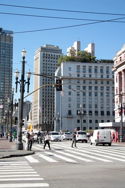 Mensen steekt u de weg in een centrale straat van Sao Paulo — Stockfoto