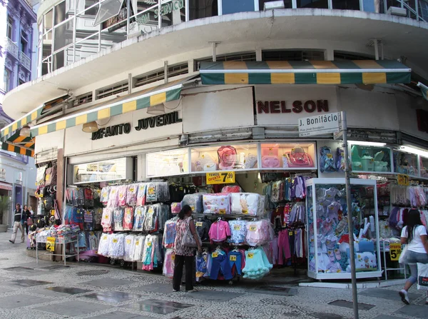 Tienda de ropa en una calle de Sao Paulo — Foto de Stock