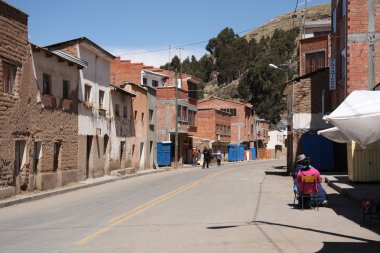 Titicaca gölü, Bolivya'daki küçük kasaba