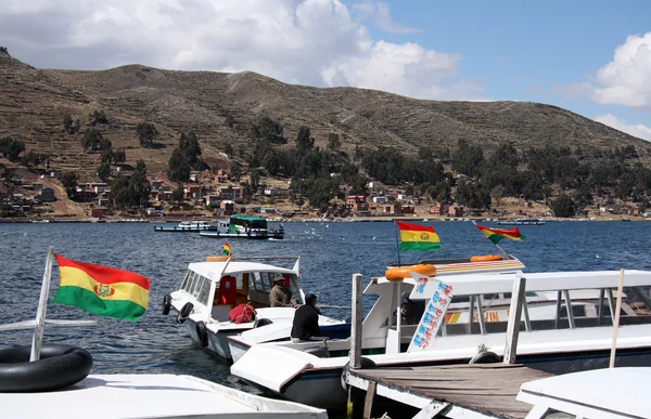 Boats in the Strait of Tiquina at Titicaca lake, Bolivia — Stock Photo, Image
